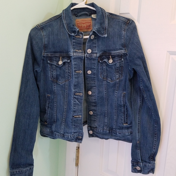 Levi's Jackets & Blazers - Women's size medium Levi denim jacket